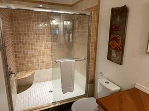 淋浴/盆浴组合、吹风机、毛巾、肥皂