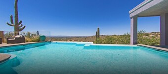 Tucson Hilltop Estate: Sleeps 9, Heated Pool  & Spa, Game Room, Cantina, Gas BBQ