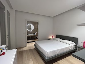 2 Schlafzimmer, Schreibtisch, Bügeleisen/Bügelbrett, WLAN