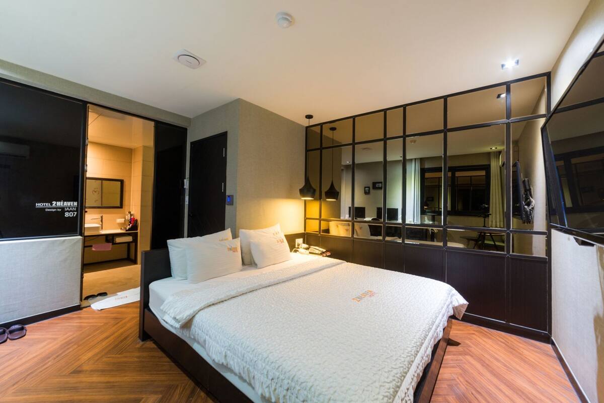 Peralatan tempat tidur premium, meja, langsir/tirai gelap terus 