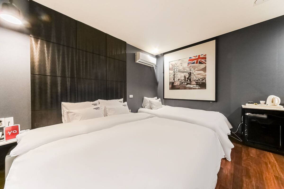 Deluxe Twin Room | Peralatan tempat tidur premium, meja, langsir/tirai gelap terus 