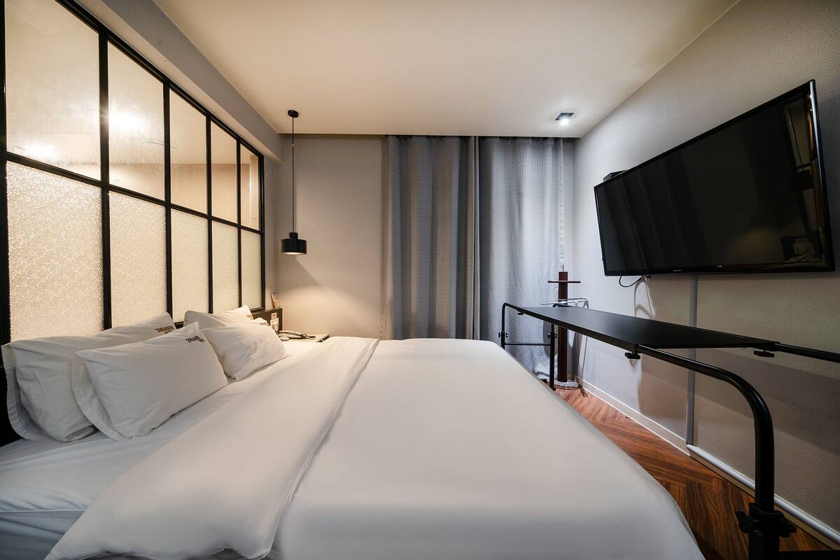 Premium Room, 1 Katil Raja (King) | Peralatan tempat tidur premium, meja, langsir/tirai gelap terus 