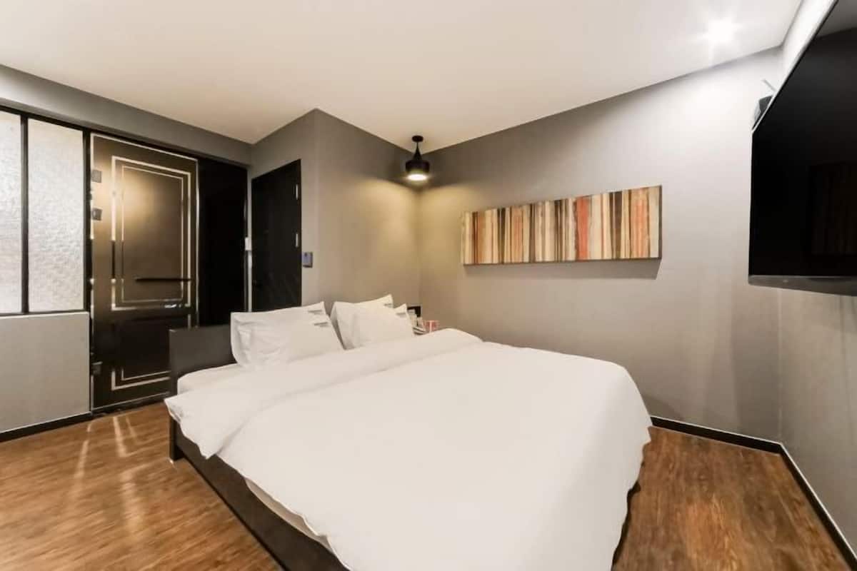 Peralatan tempat tidur premium, meja, langsir/tirai gelap terus 