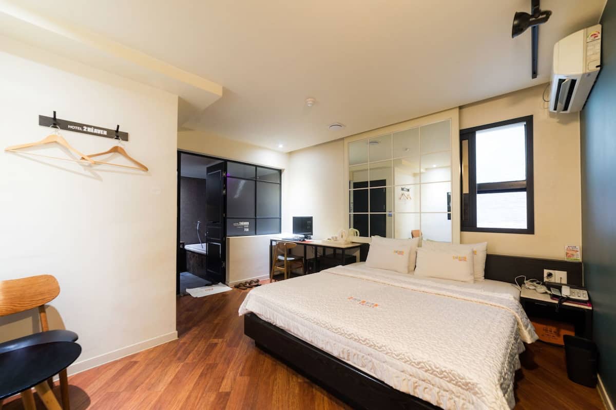 Peralatan tempat tidur premium, meja, langsir/tirai gelap terus 