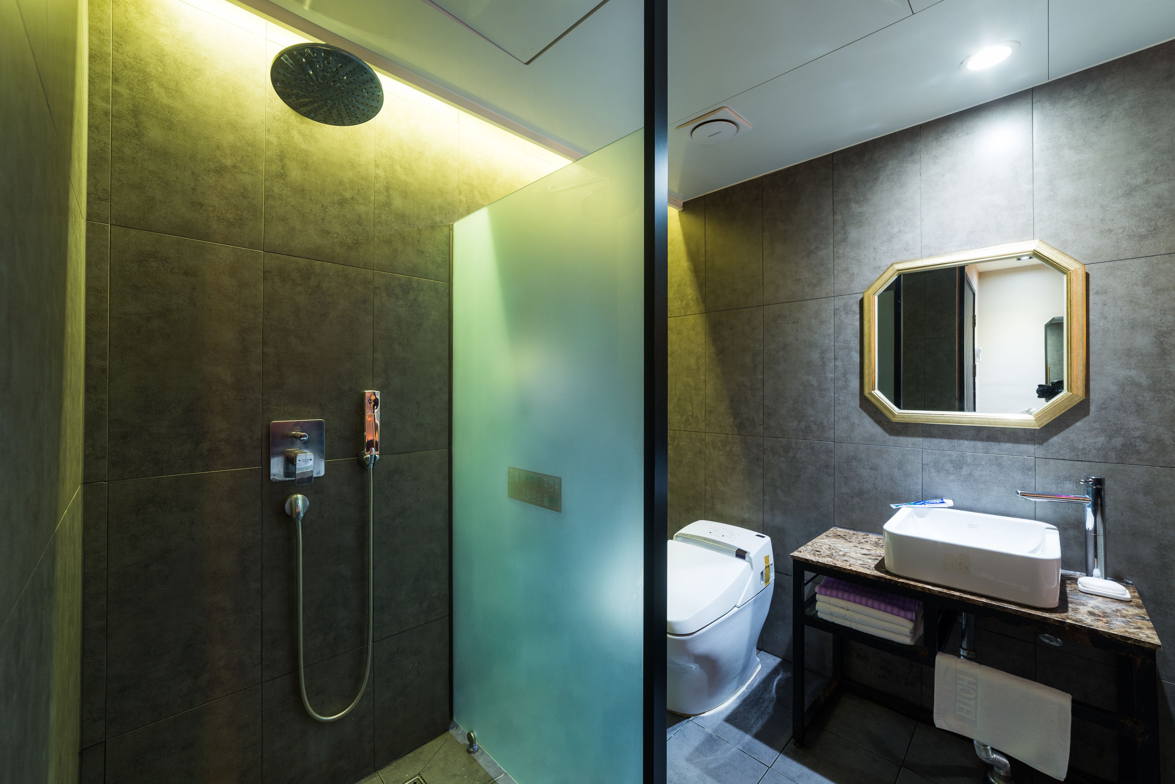 Bathtub dan shower terpisah dan perlengkapan mandi gratis