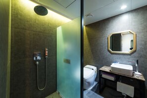 Separate tub and shower, free toiletries, hair dryer, bathrobes - 2 Heaven Hotel Seogu (Busan)