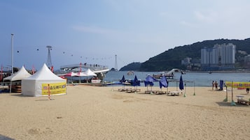 Plajda, beyaz kum