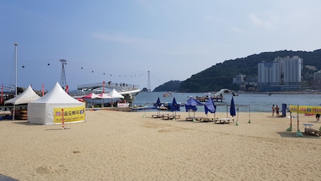 En la playa, arena blanca
