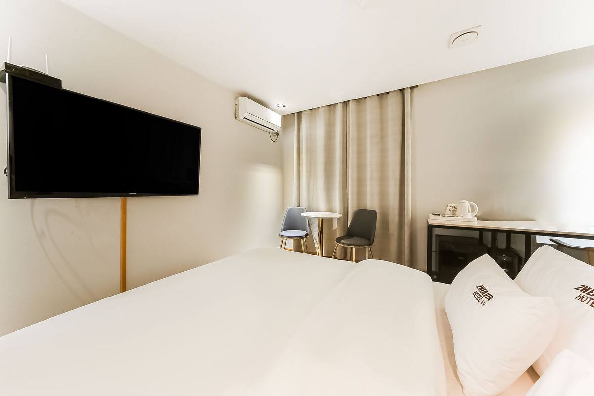 Deluxe Room, 1 Katil Raja (King) | Peralatan tempat tidur premium, meja, langsir/tirai gelap terus 