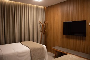 Quarto Conjugado | Minibar, safe på rommet, skrivebord og blendingsgardiner