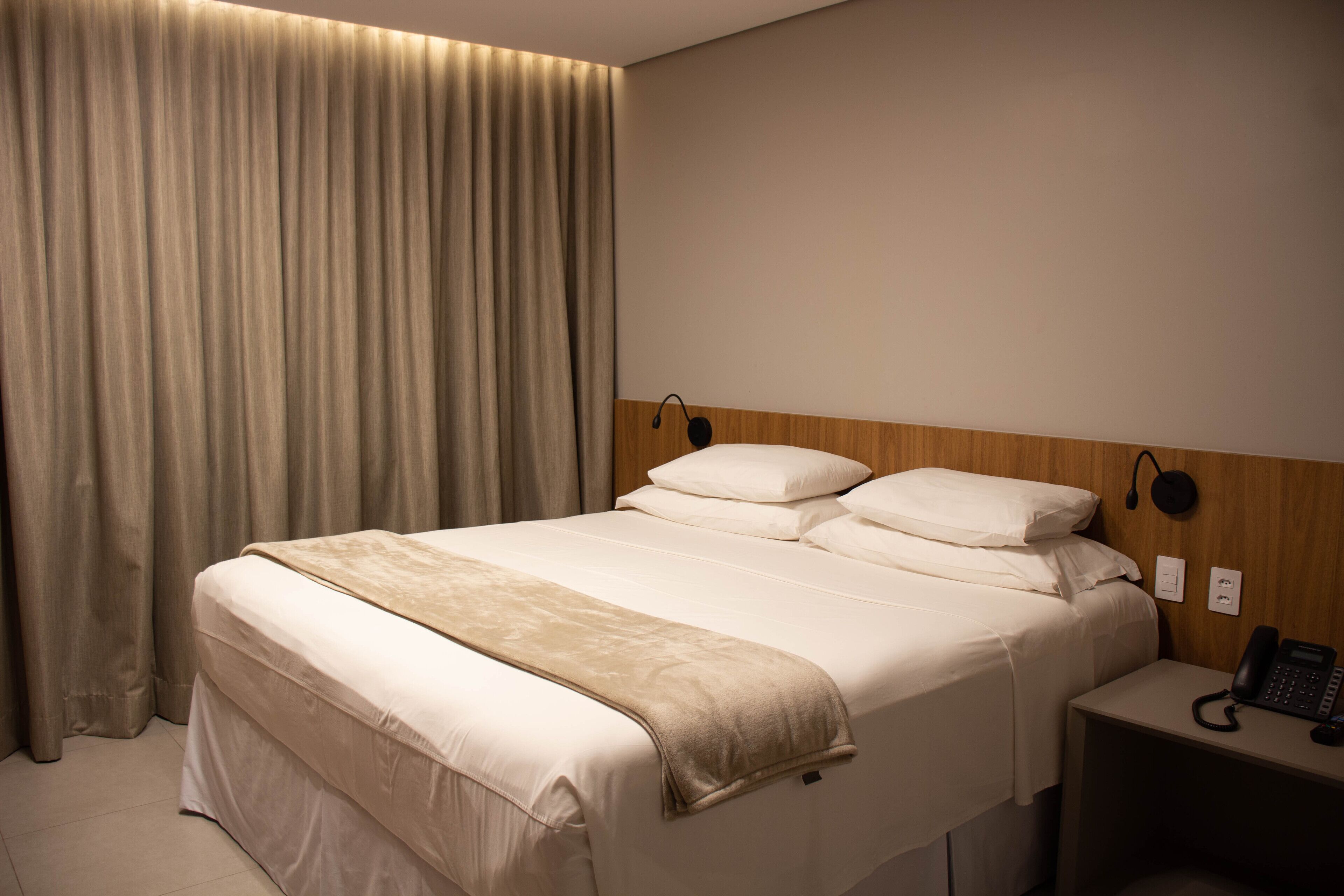 Quarto casal luxo | Frigobar, cofres nos quartos, escrivaninha, cortinas blackout