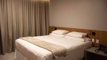 Quarto casal luxo | Frigobar, cofres nos quartos, escrivaninha, cortinas blackout