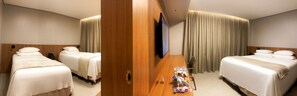 Quarto Conjugado | Minibar, safe på rommet, skrivebord og blendingsgardiner