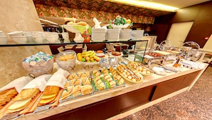 A buffet with various food items and beverages. - Hotel Taiamã (Cuiabá)