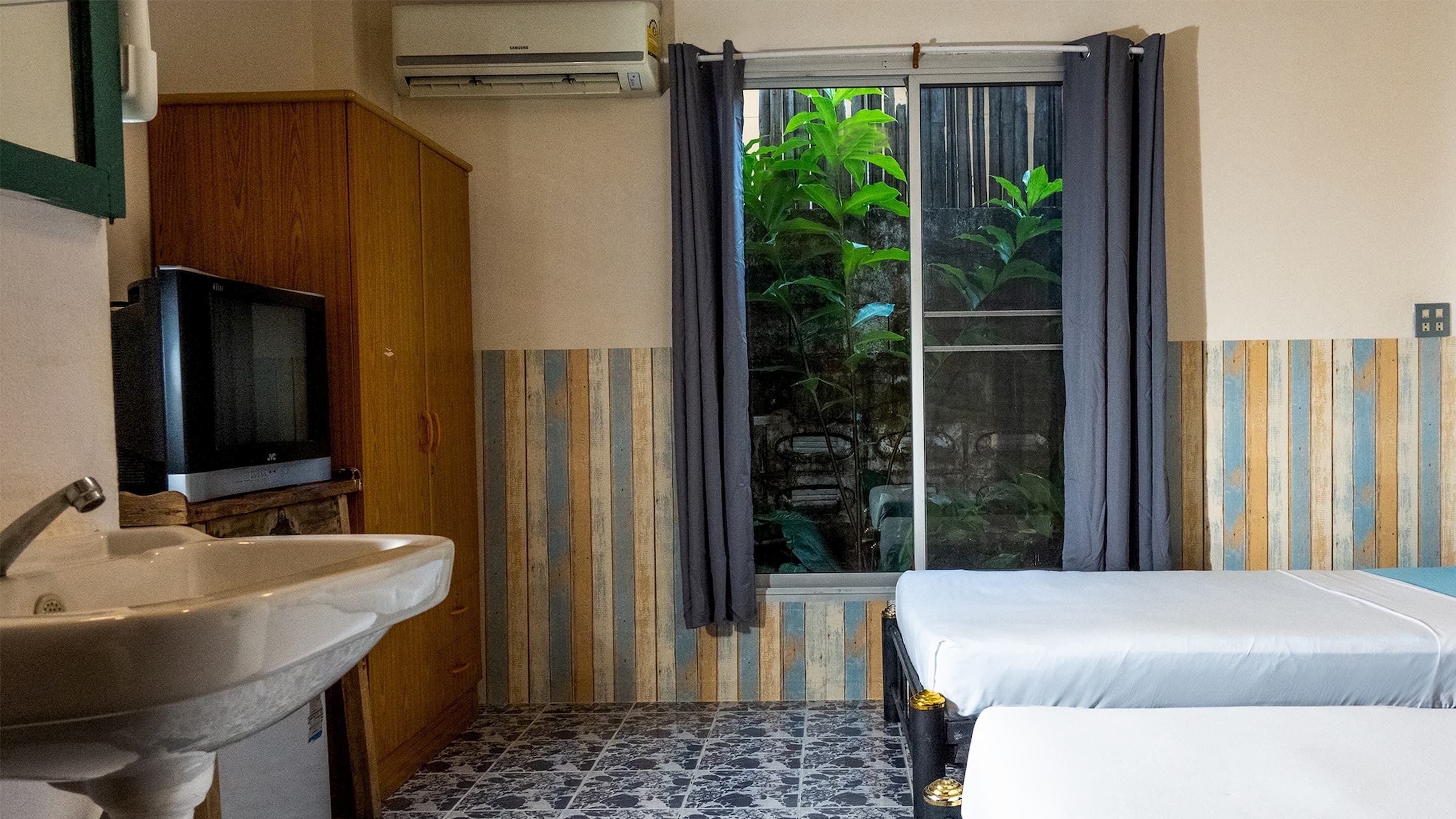 Budget Room | Living area | 21-inch TV with cable channels, books