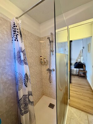 Dusche, Haartrockner, Handtücher, Seife