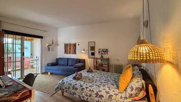 Een televisie en boeken