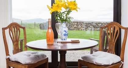 Kodikas mökki, jossa kaunis maa tuntuu järven reunalla