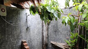 Douche, douche à « effet pluie », articles de toilette gratuits