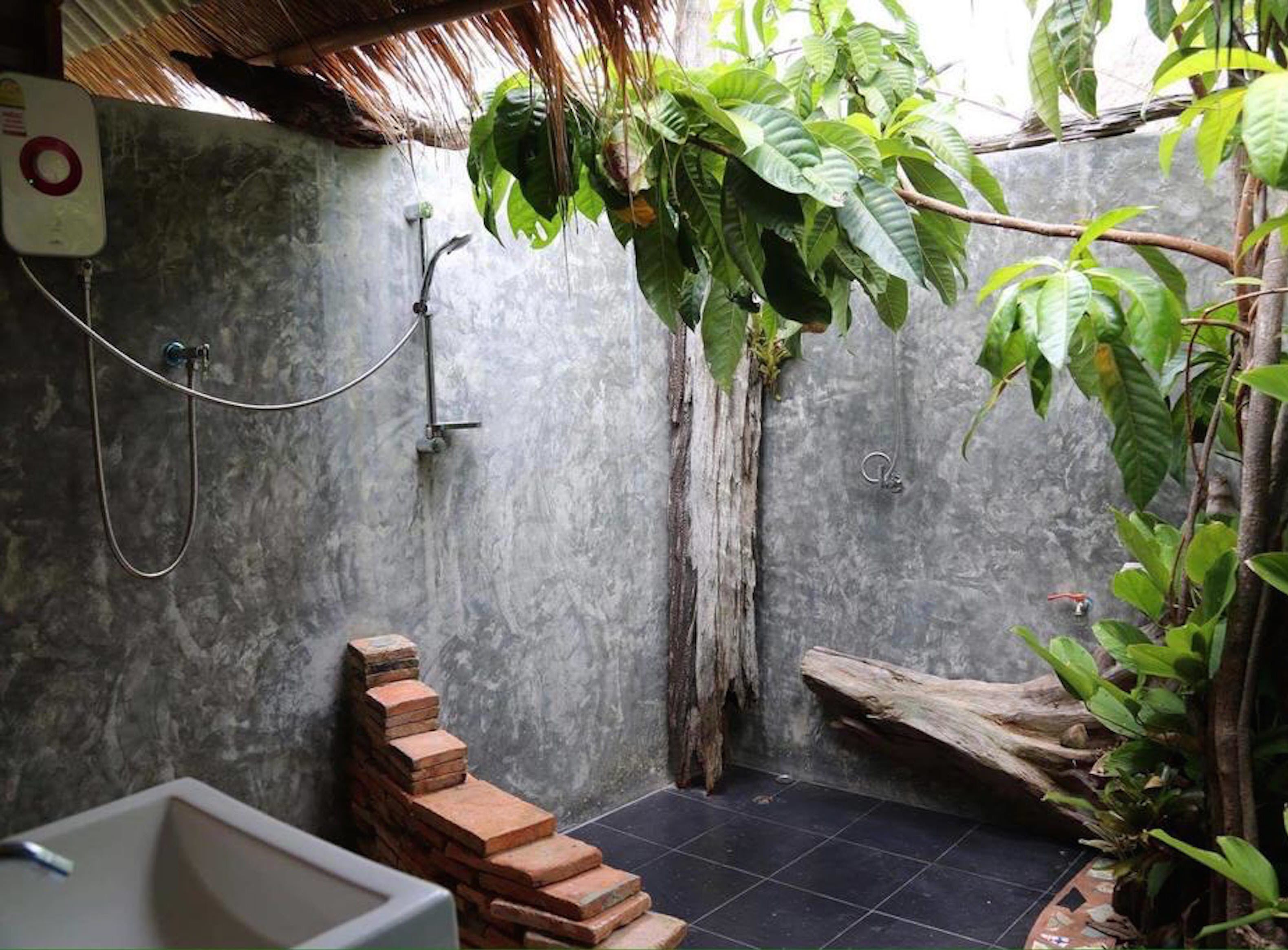 Shower, rainfall showerhead, free toiletries, towels