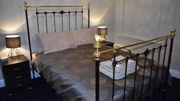 Queen Internal Room | Iron/ironing board, bed sheets