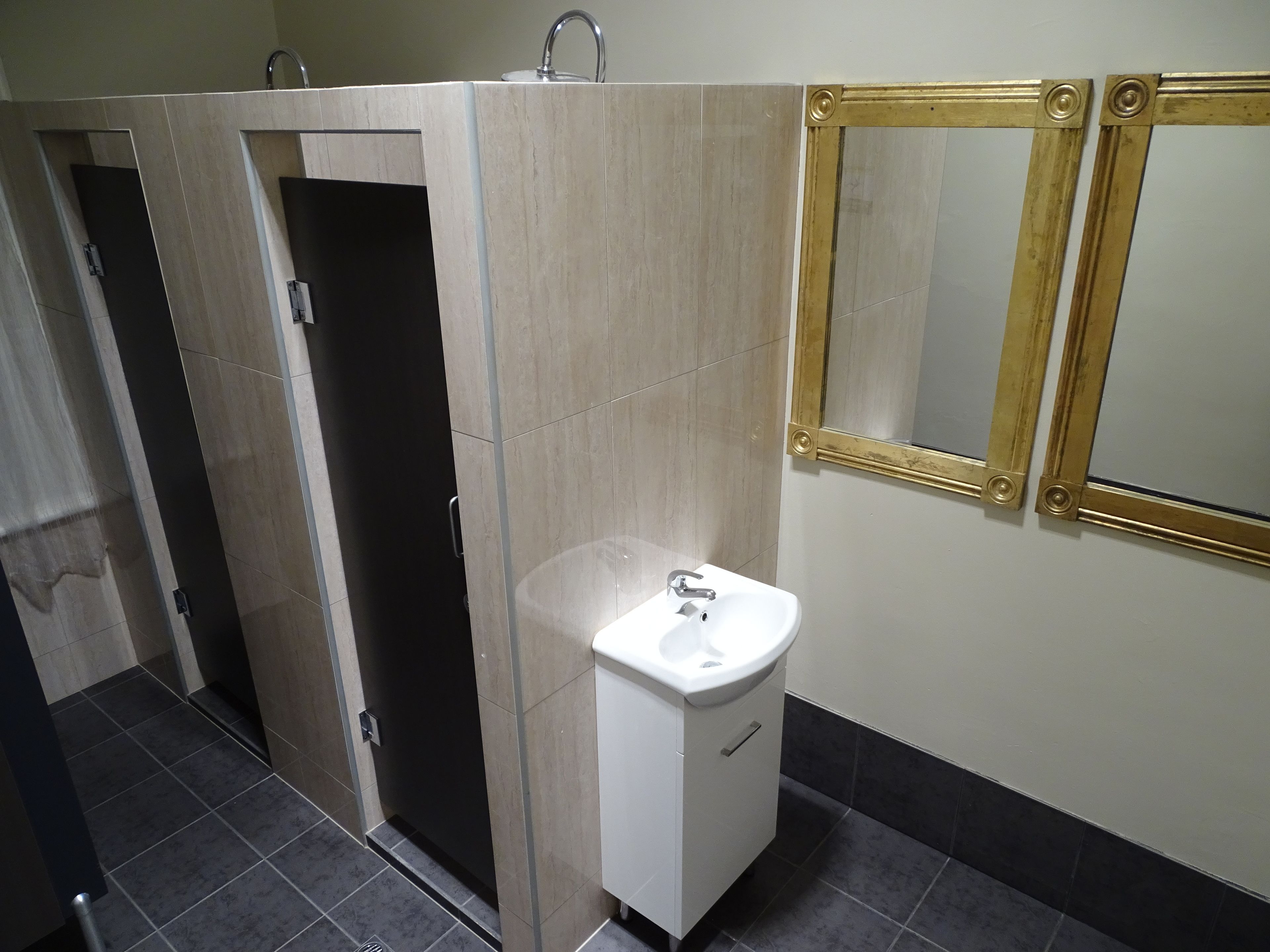 queen room | bathroom | shower, towels