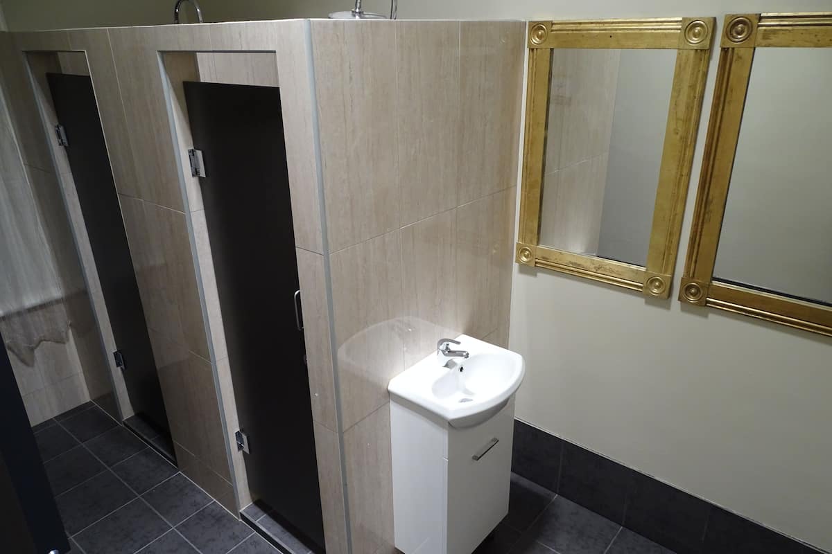 queen room | bathroom | shower, towels