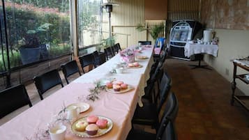 Lunch and dinner served, local and international cuisine