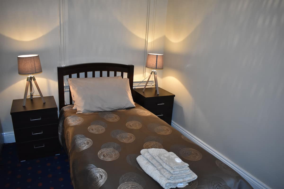 Budget Single Room | Iron/ironing board, bed sheets