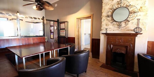 Serveert lunch en diner, lokale en internationale gerechten