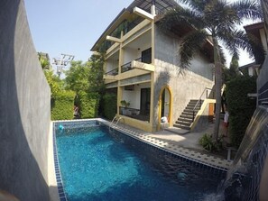 Piscina all'aperto, lettini