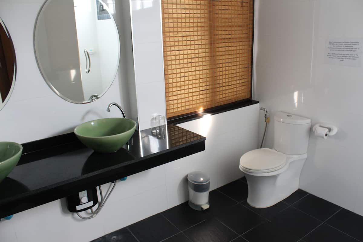 penthouse, 2 bedrooms, 2 bathrooms, city view | bathroom | free toiletries, hair dryer, bidet, towels