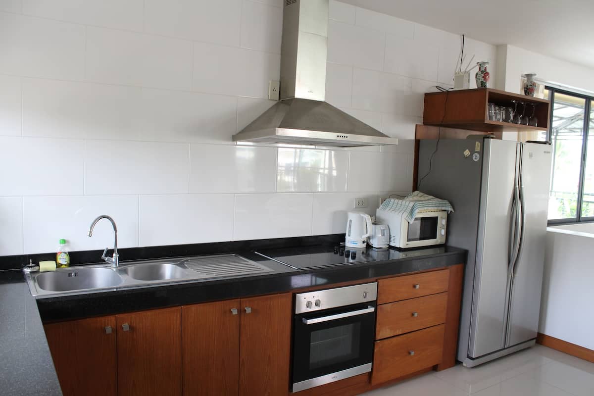 penthouse, 2 bedrooms, 2 bathrooms, city view | private kitchen | fridge, coffee/tea maker, electric kettle, toaster