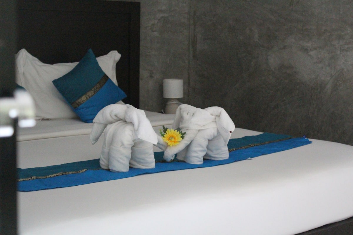 In-room safe, cots/infant beds, rollaway beds, bed sheets