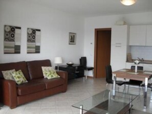 Televisio, DVD-soitin, kirjoja