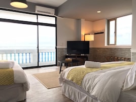 Habitación cuádruple Deluxe, vistas a la playa | Sábanas de algodón egipcio y ropa de cama de alta calidad