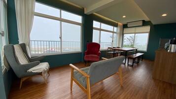 Suite ejecutiva | Área de sala de estar | Televisión de pantalla plana de 55 pulgadas con canales por cable