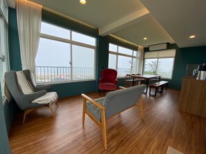 Suite exécutive | Aire de séjour | Téléviseur à écran plat de 55 po avec télévision par câble