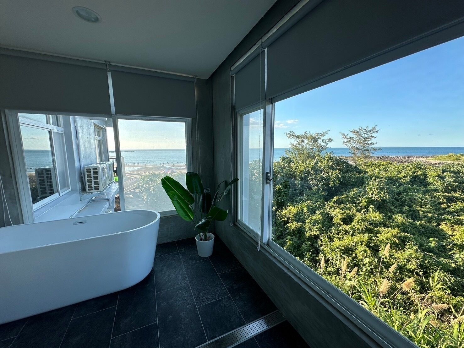 Executive Suite | Bathroom | Shower, rainfall showerhead, free toiletries, hair dryer