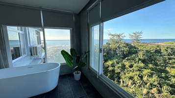 Executive Suite | Bathroom | Shower, rainfall showerhead, free toiletries, hair dryer