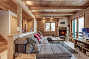 Een televisie en een open haard