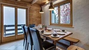 A wooden dining area with a table set for four, two chairs, and a bench. - Chalet les Marmottes - La Tzoumaz, 4 Vallees (La Tzoumaz)