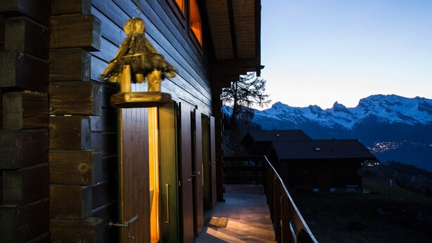 A wooden building with a balcony overlooking a mountainous landscape. - Chalet les Marmottes - La Tzoumaz, 4 Vallees (La Tzoumaz)