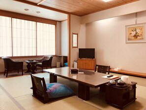 Traditionelt værelse (Japanese-Style, with Balcony) | Gratis Wi-Fi, sengetøj