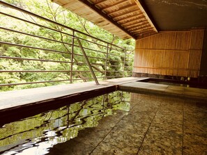 Outdoor spa tub - Hotel Ichiyotei (Minakami)