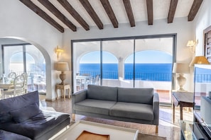 TV, fireplace, DVD player, books - Villa With Panoramic Sea Views, Large Swimming Pool, A/C, Sleeps Up To 14 (Jávea)