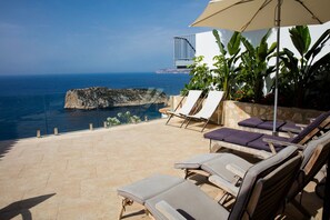 Terrace/patio - Villa With Panoramic Sea Views, Large Swimming Pool, A/C, Sleeps Up To 14 (Jávea)