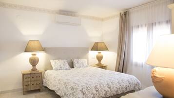 5 bedrooms, desk, iron/ironing board, travel crib