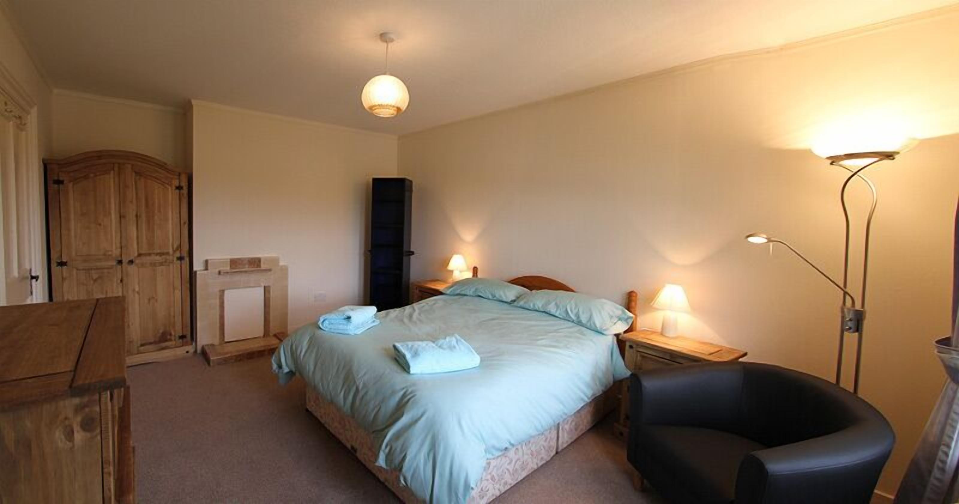 3 bedrooms, internet, bed sheets