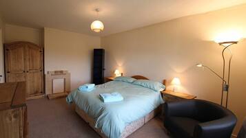 3 bedrooms, internet, bed sheets